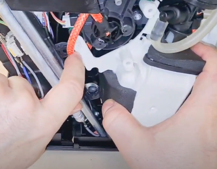 Kaffeevollautomaten wird repariert