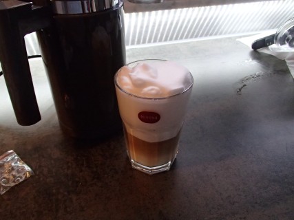 fertiger Latte mit Melitta Cremio