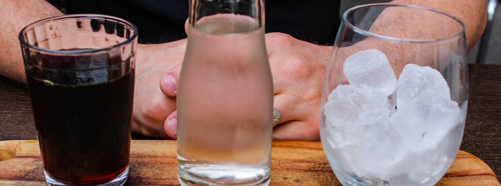 In einer Reihe: Kaffee, Eiswasser und Eiswürfel.