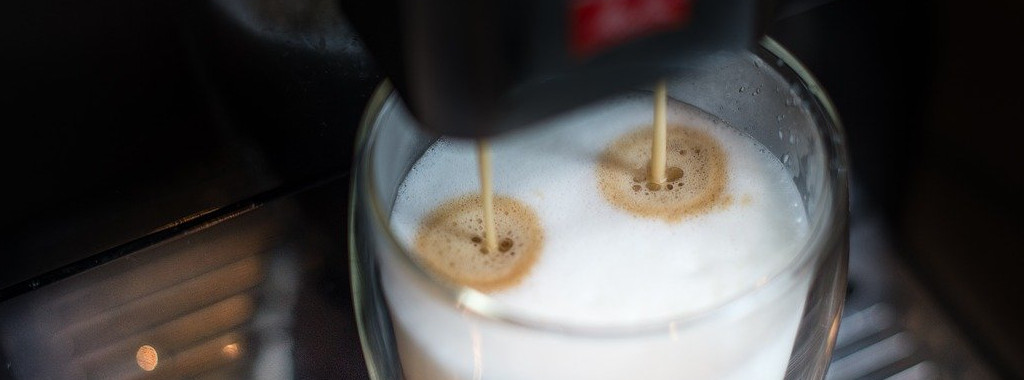 Kaffeevollautomat der Kaffee in eine Tasse ausgibt.