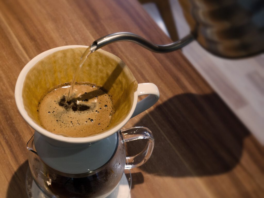 Heißes Wasser wird in einen Kaffeefilter gegossen.