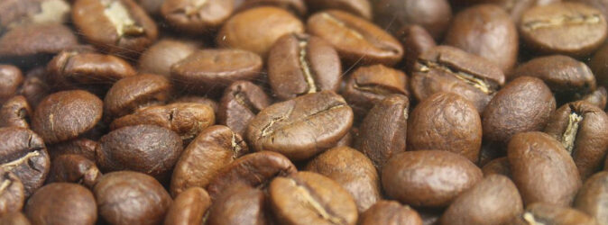 Nahaufnahmen von dampfenden Kaffeebohnen.