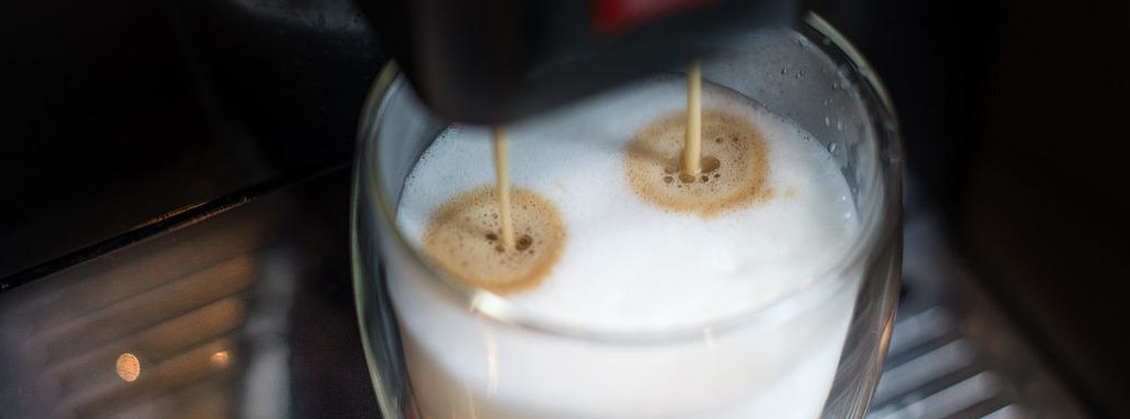 Milchkaffee wird zubereitet.