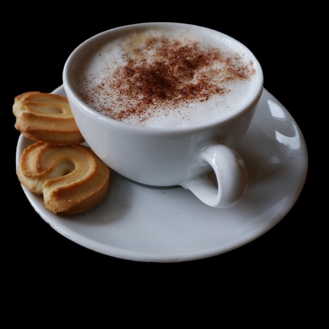 Milchkaffee in einer weißen Tasse